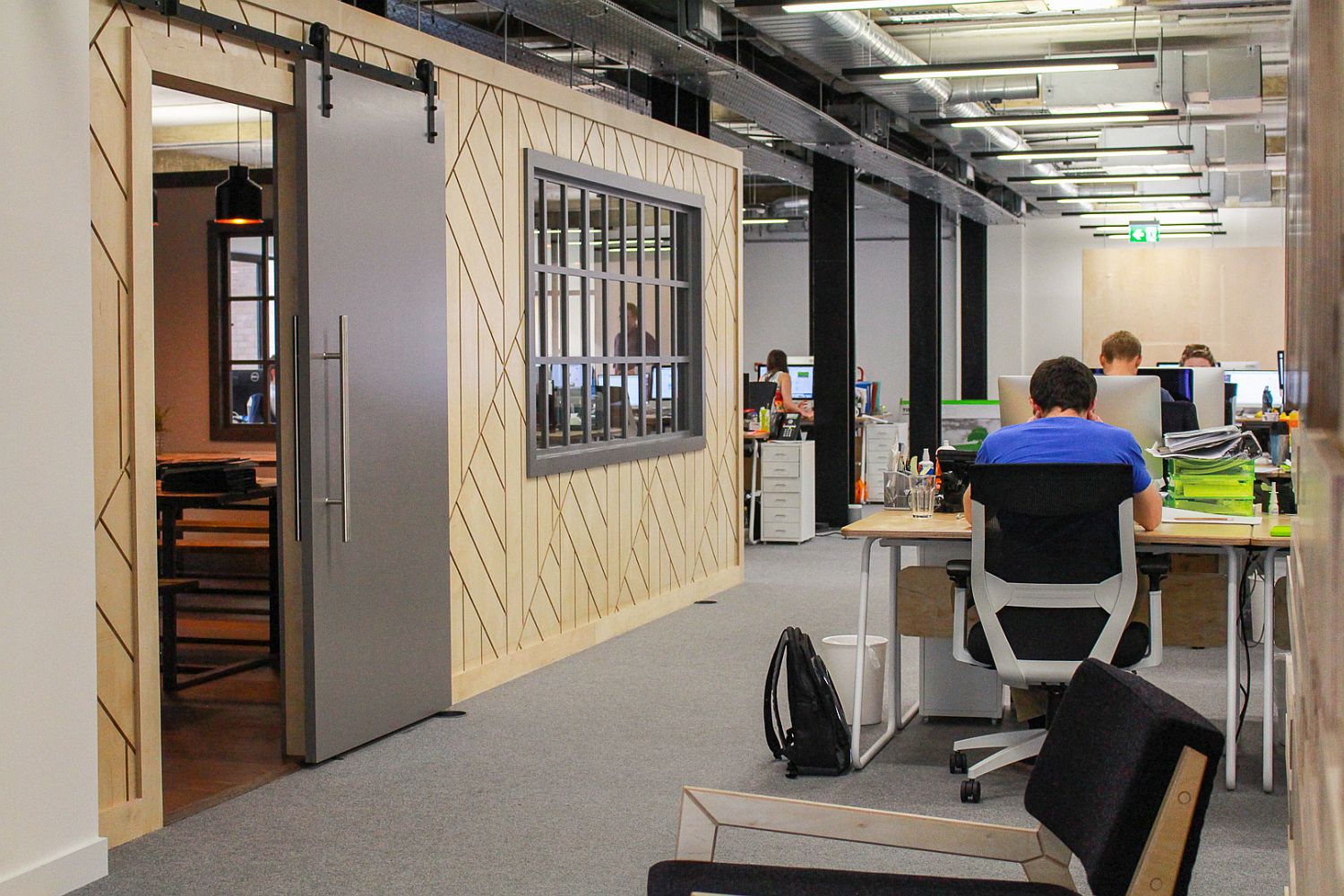Arrangement of work spaces combines a sense of privacy with interactivity