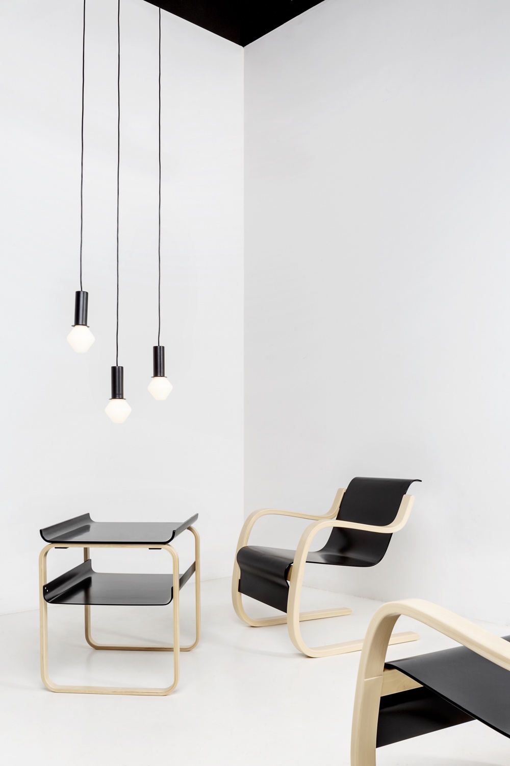 Pendant TW003, Table 915 and Armchair 42