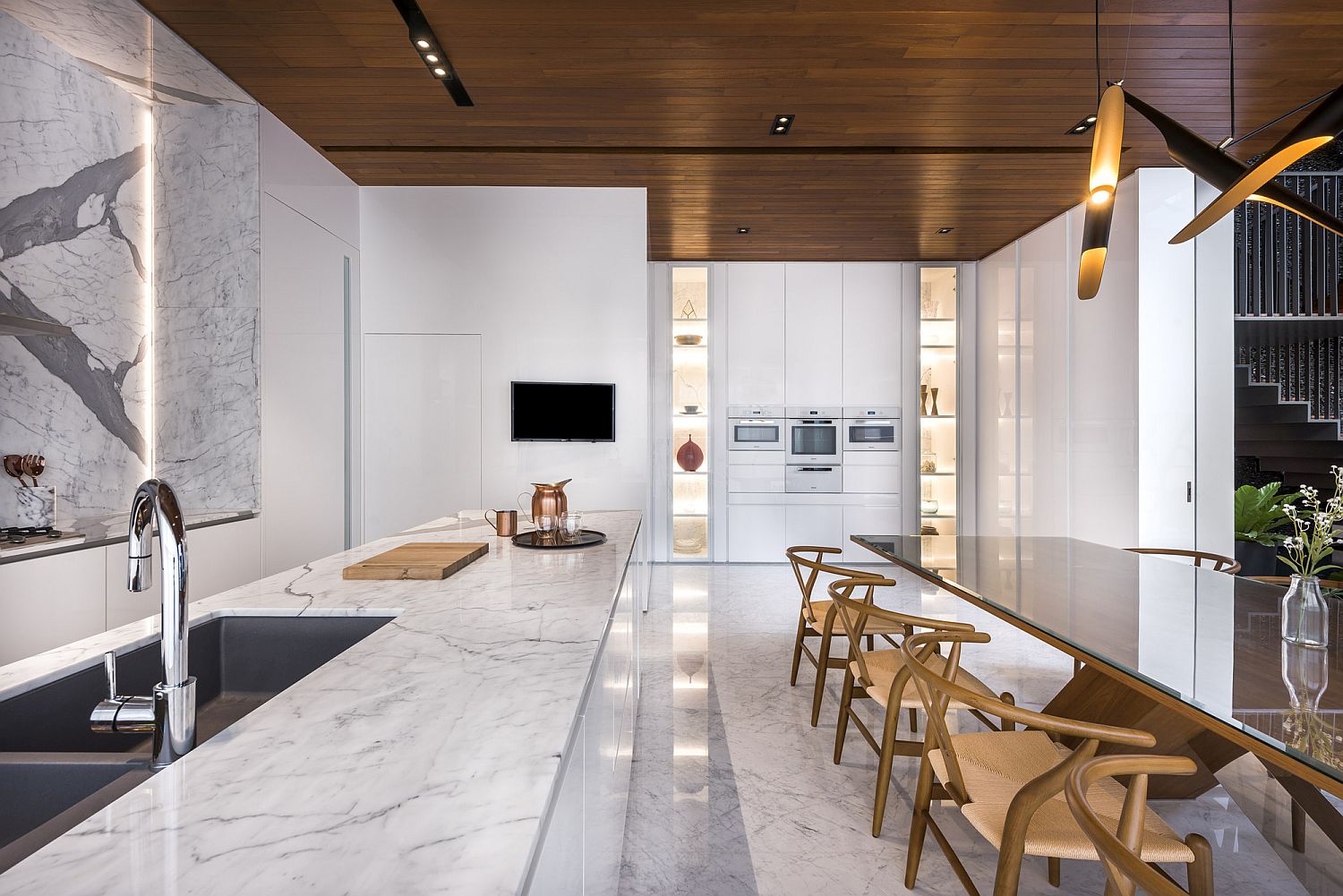 Stone, wood and polished finishes give the interior a stunning and cozy visual