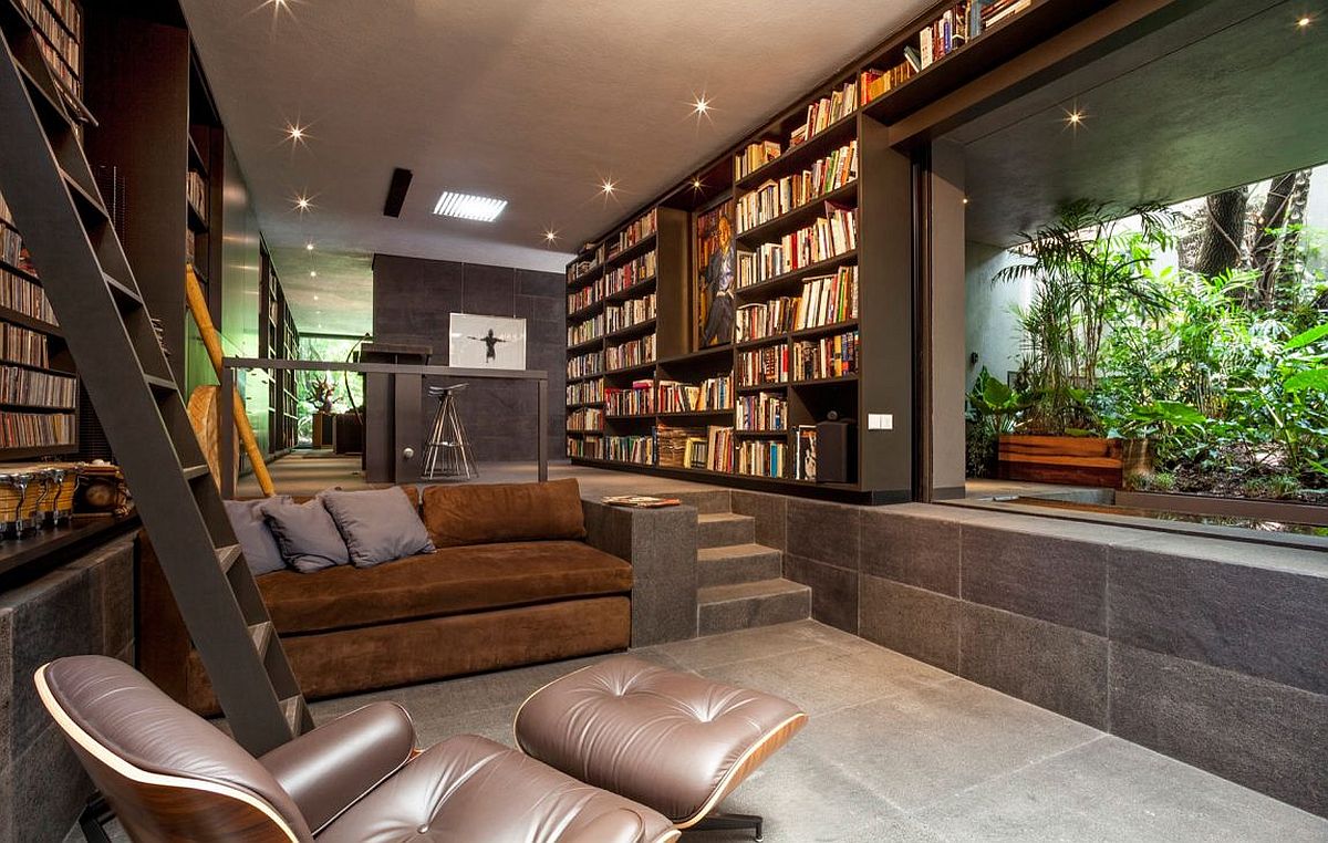Sunken living room idea with a view of the green courtyard outside