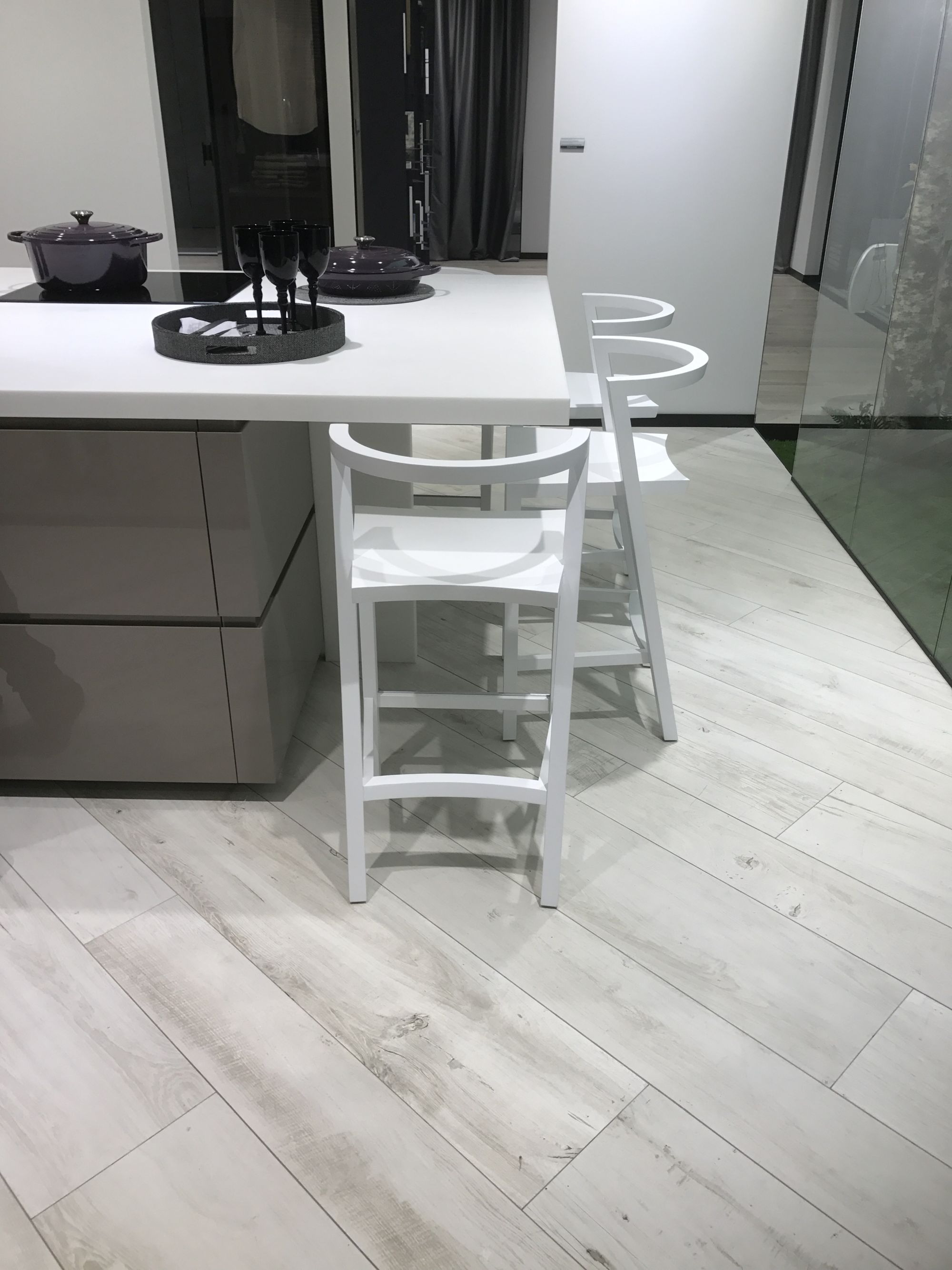 Bright wood looking floor tiles by Porcelanosa