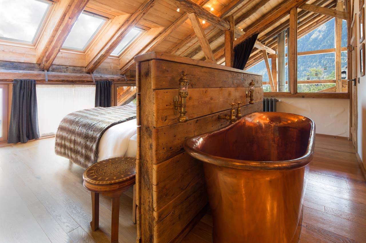 Copper tub creates the perfect old fashioned atmosphere