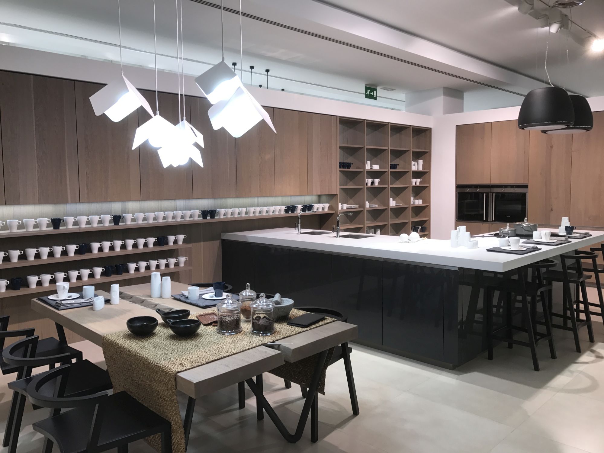 Modern and glossy corner kitchen island with dining area – GamaDecor