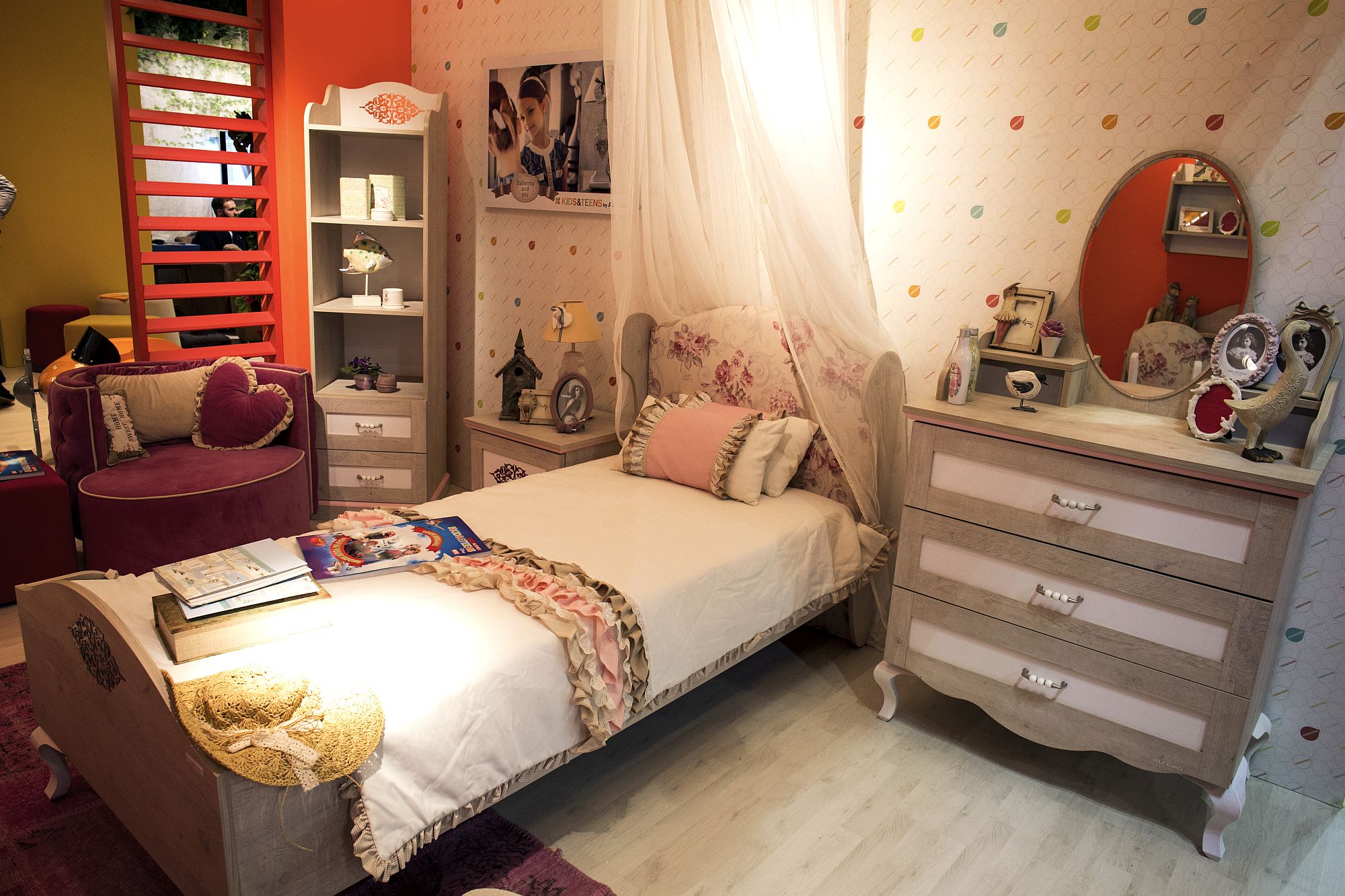 Pink and purple bring brightness to the girls’ bedroom in white
