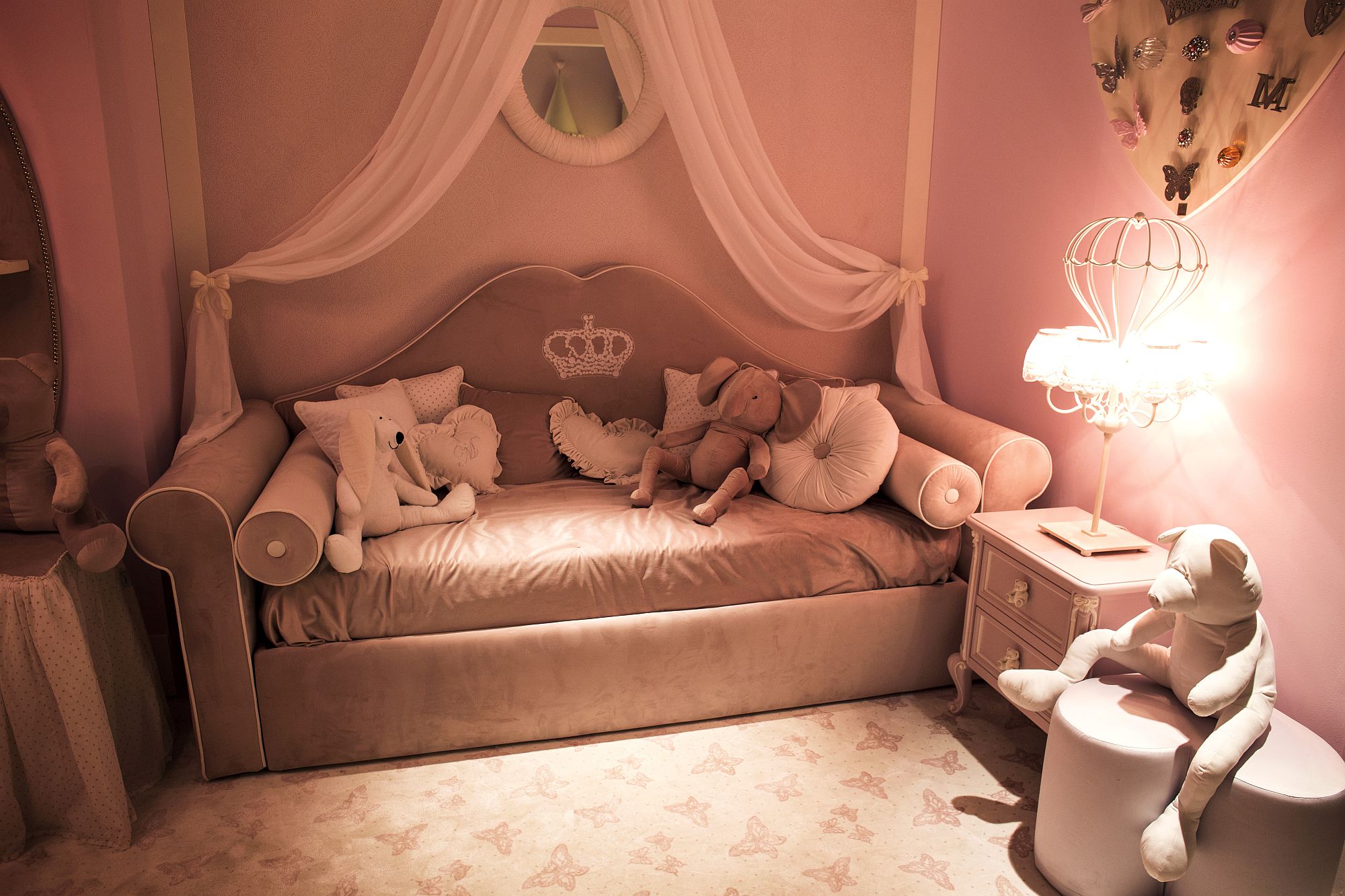Trendy pink girls’ bedroom decor