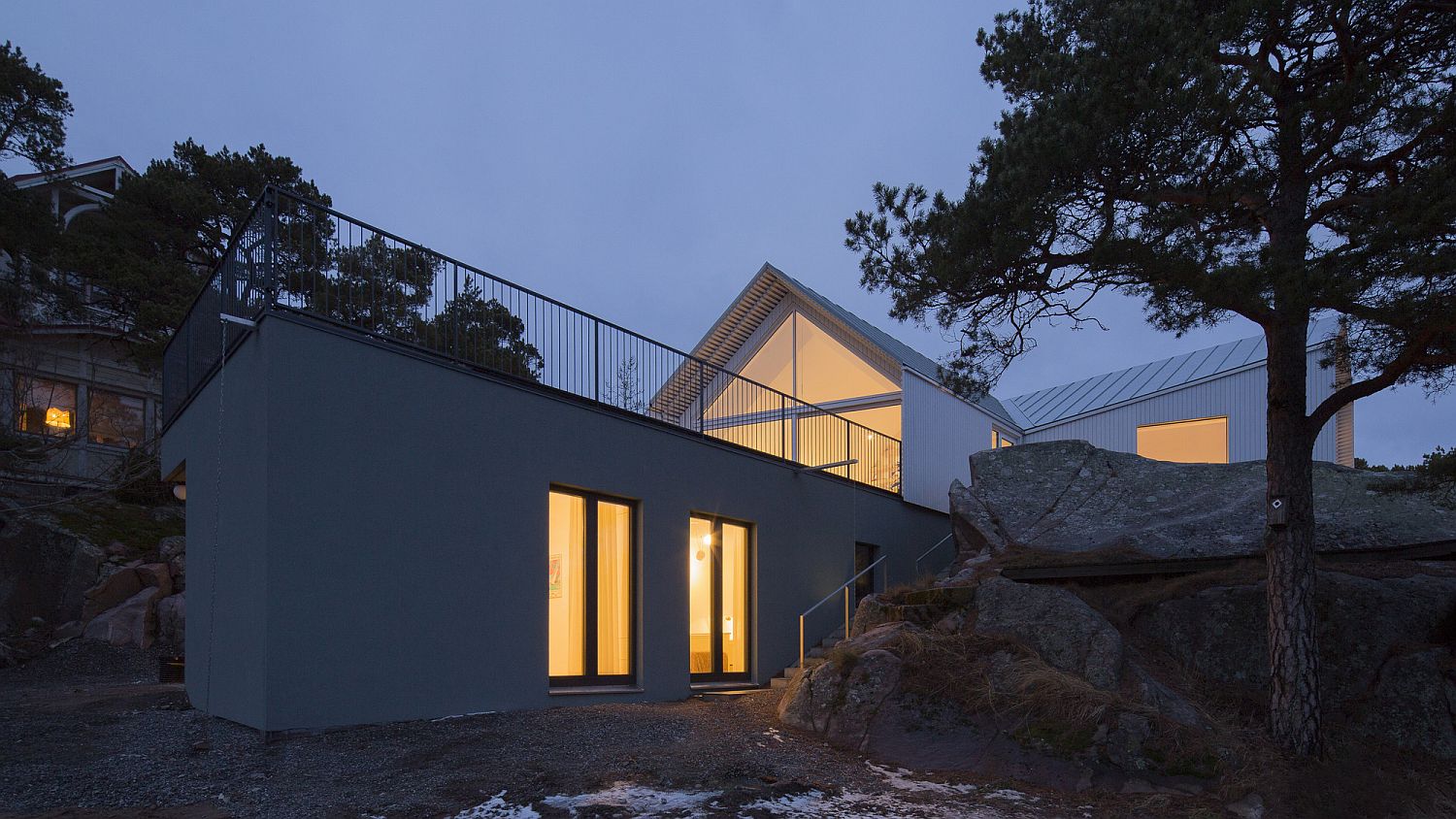 Beach level entry of the contemporary villa in Finland