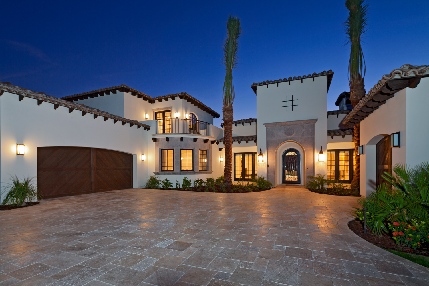 Big and magnificent driveway that matches the house’s exterior