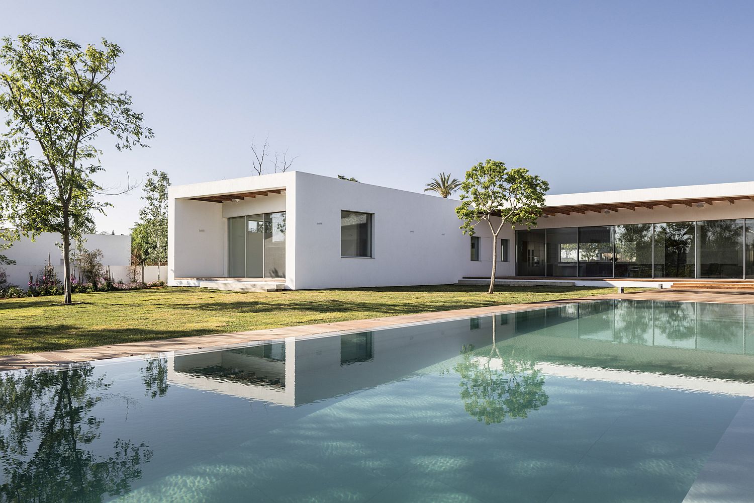 Modern Z House in Israel with a lovely garden and pool