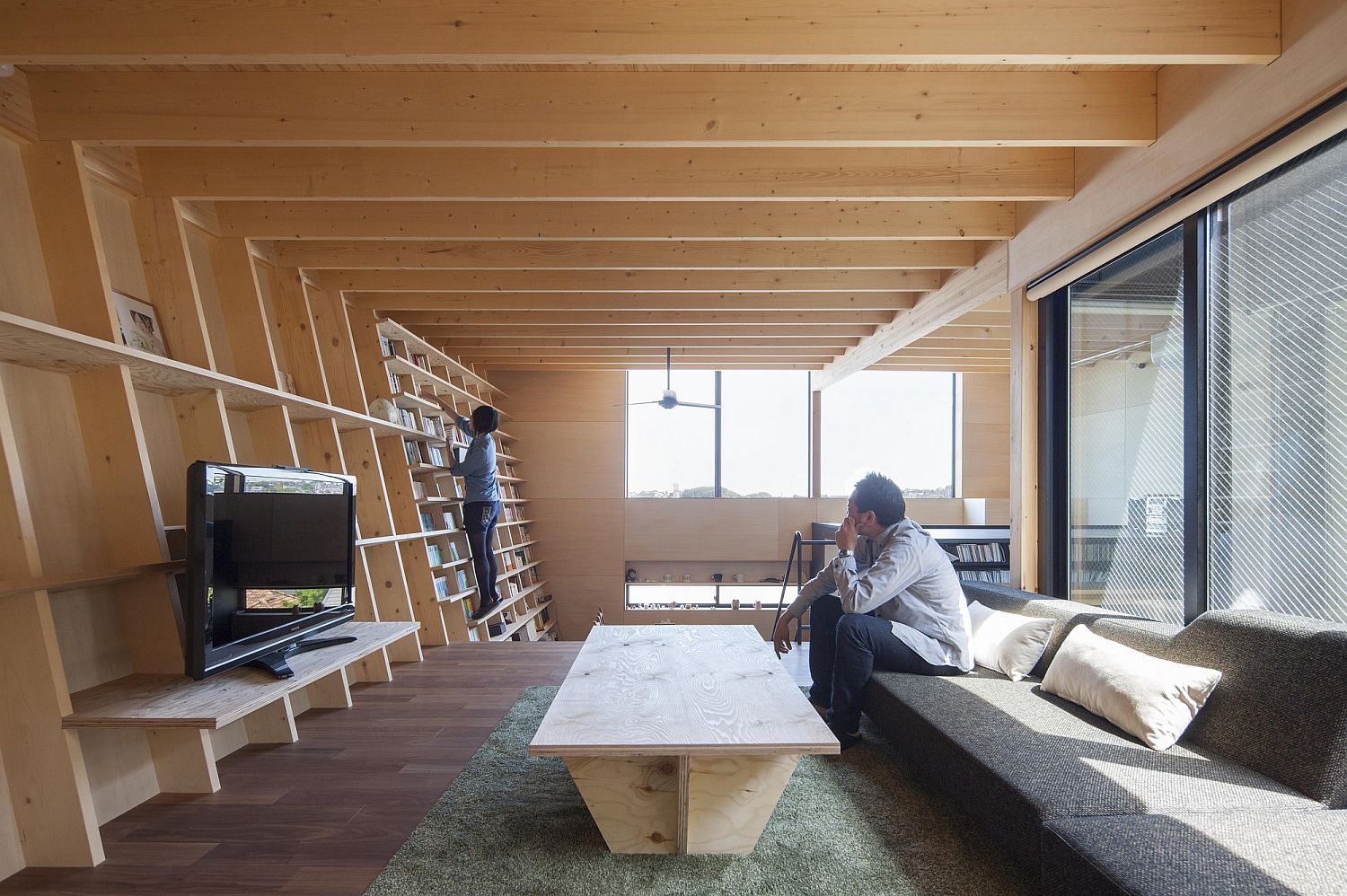 Diagonal wall design makes it easier to access the upper shelves