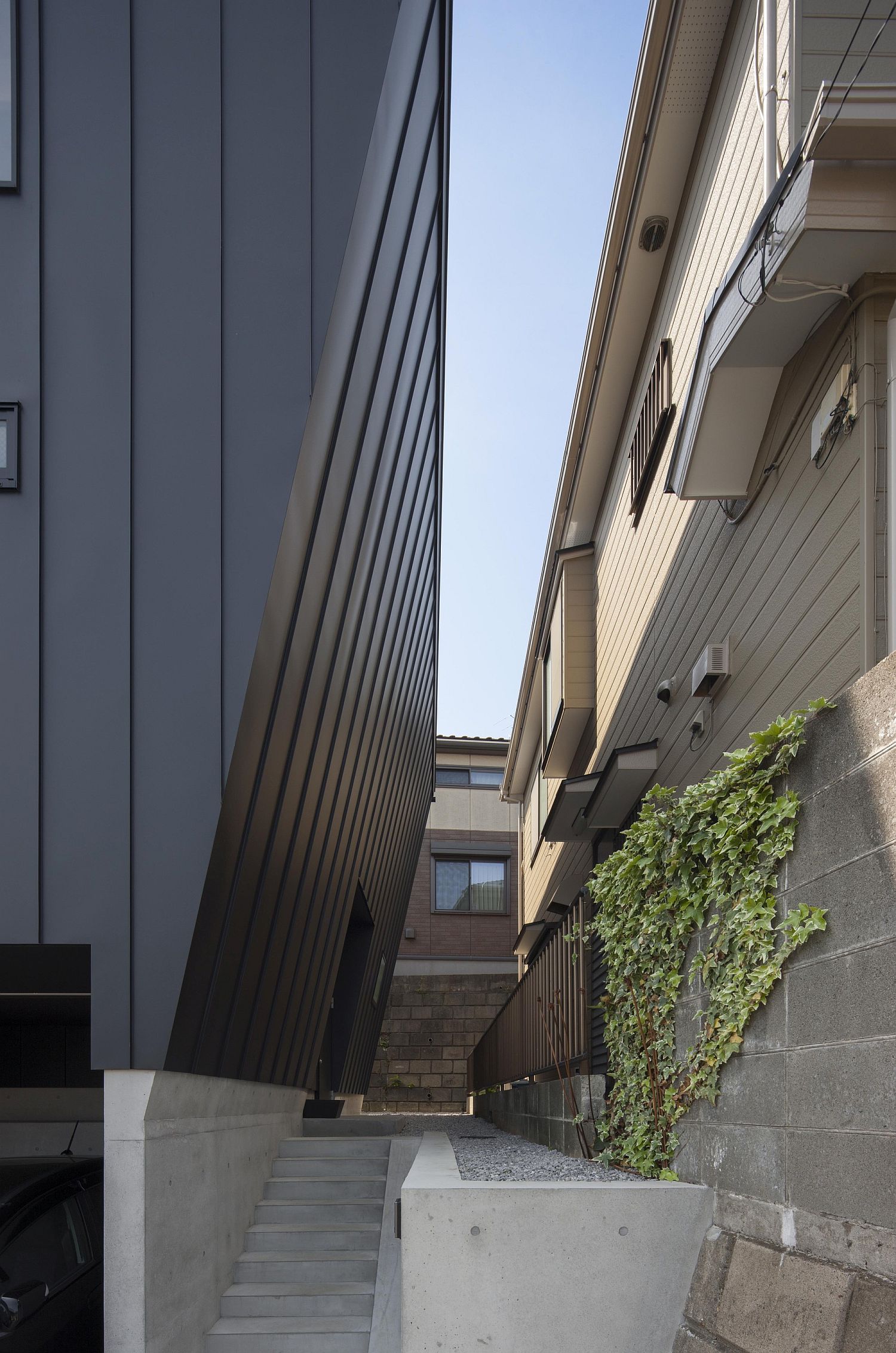Oblique walls shield the home from heavy rainfall on the outside