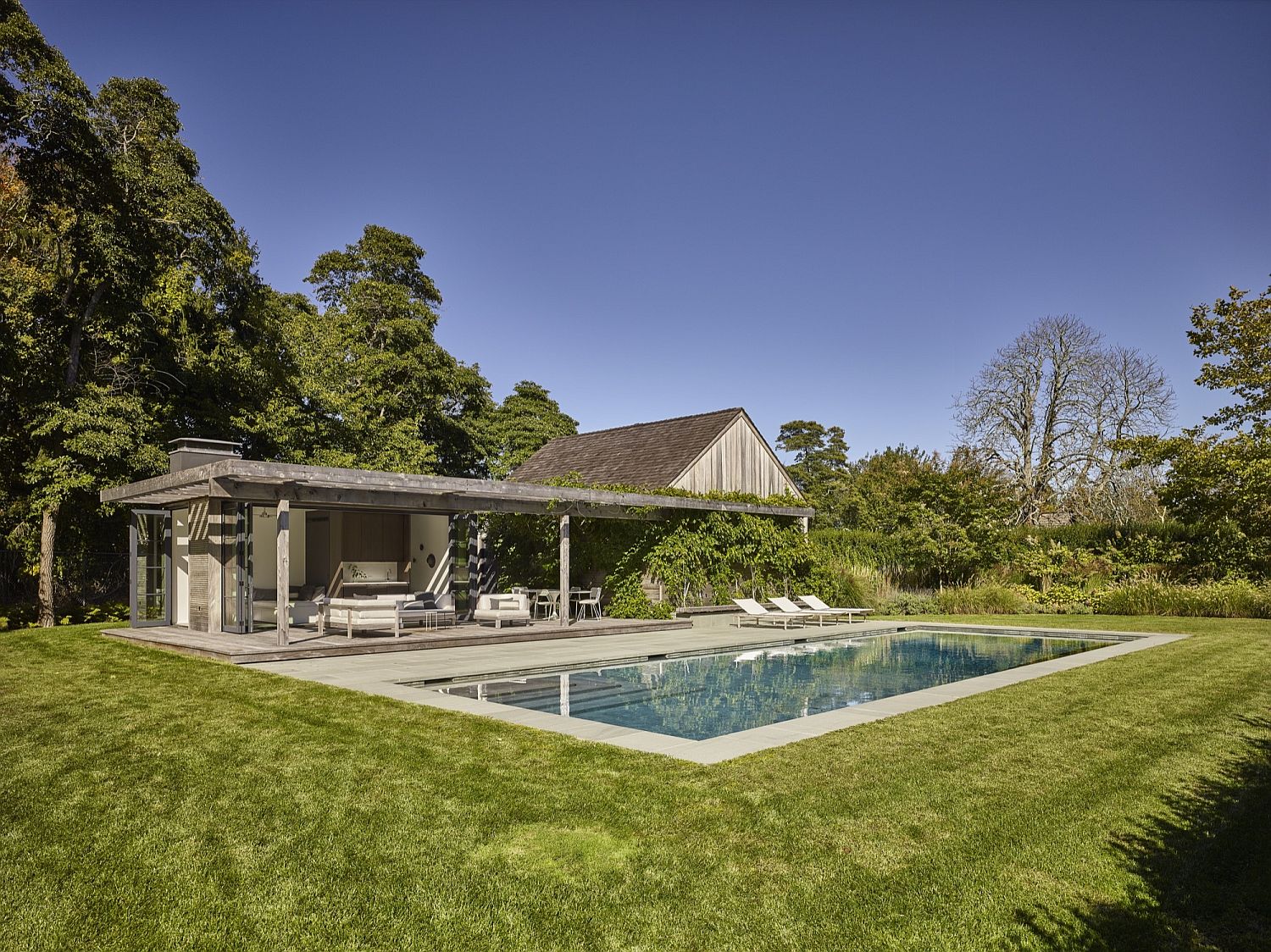 Pool house blends in with the backdrop effortlessly