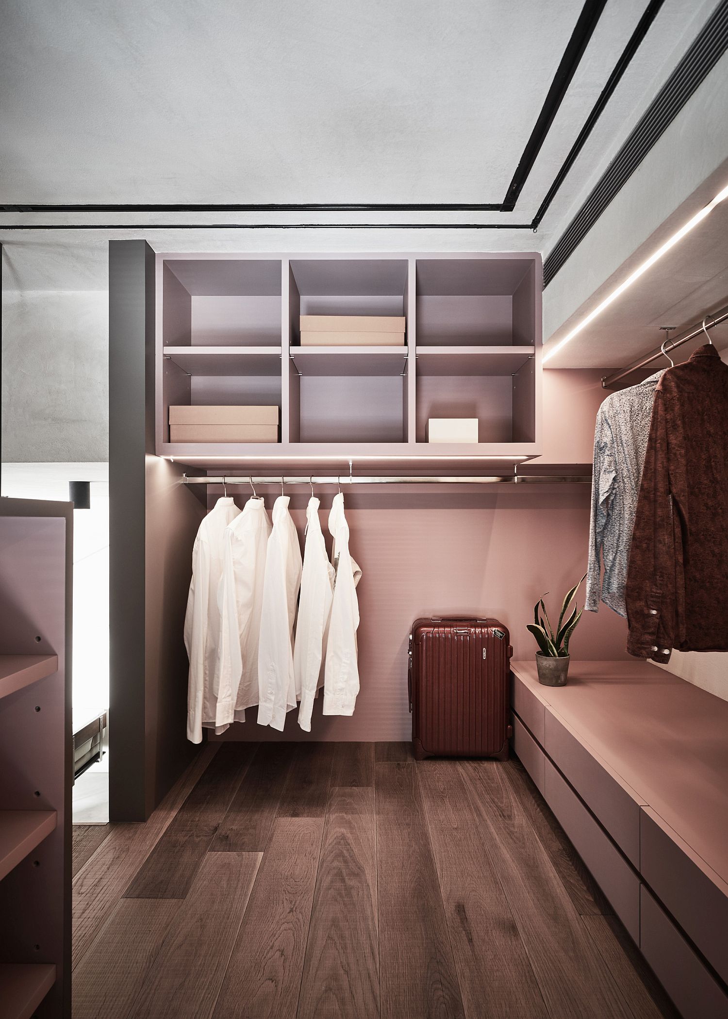 Space-savvy and simple wardrobe idea for the small bedroom