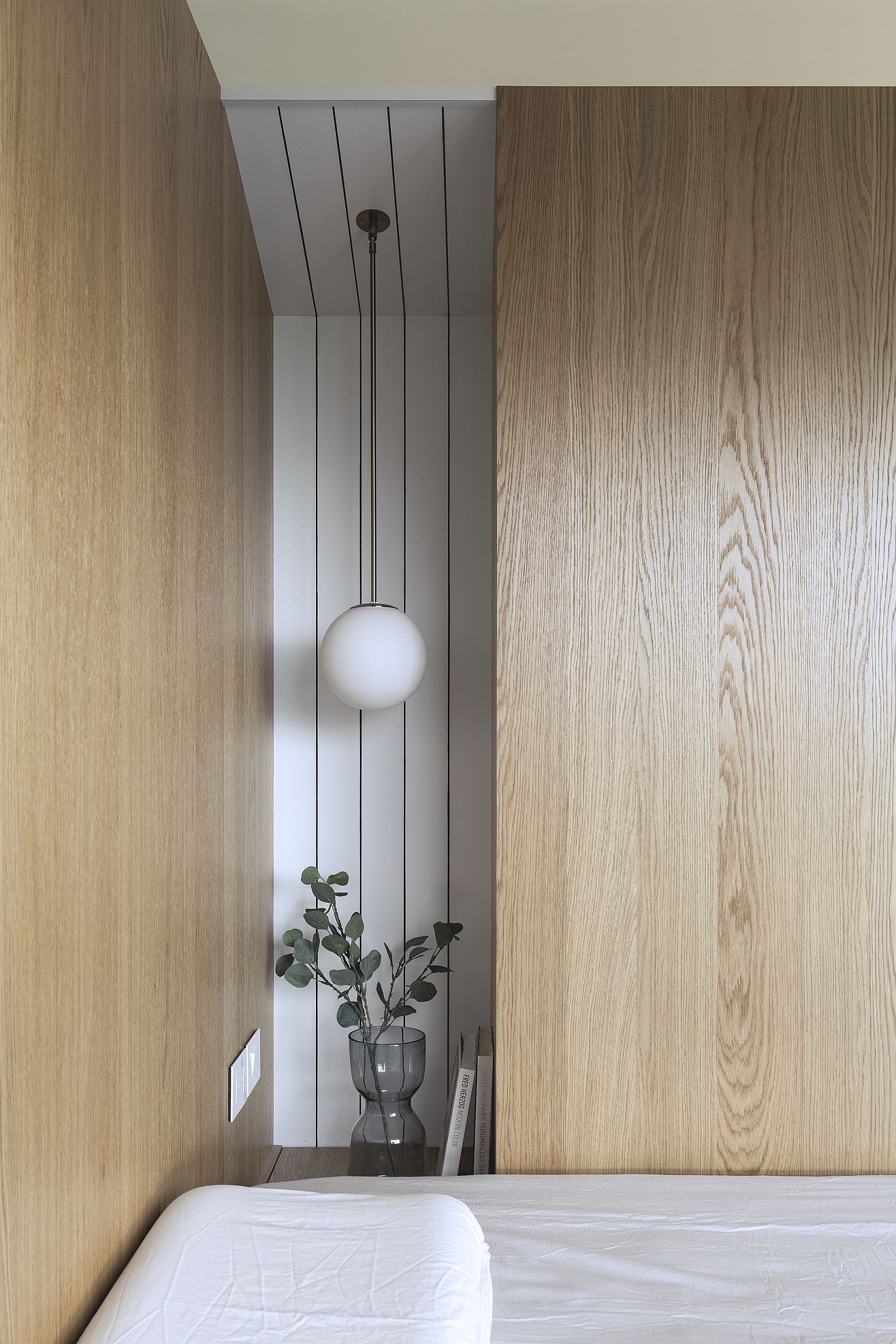 Decorating the bedroom corner in minimal style