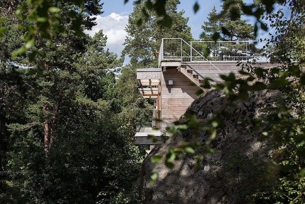 Natural canopy and landscape elevate the presence of the cottage