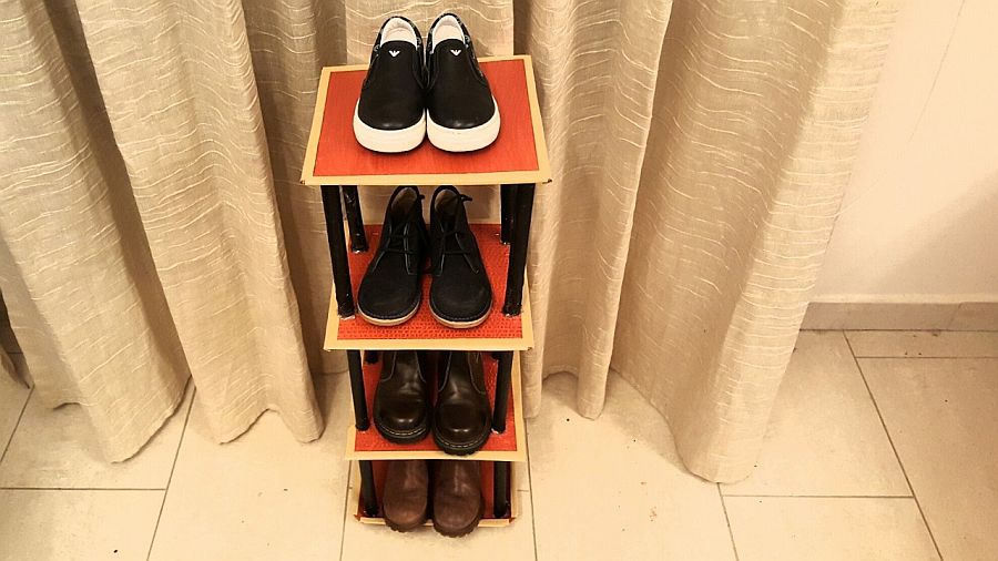 Petite and easy-to-craft charlkboard shoe rack adds color to your home