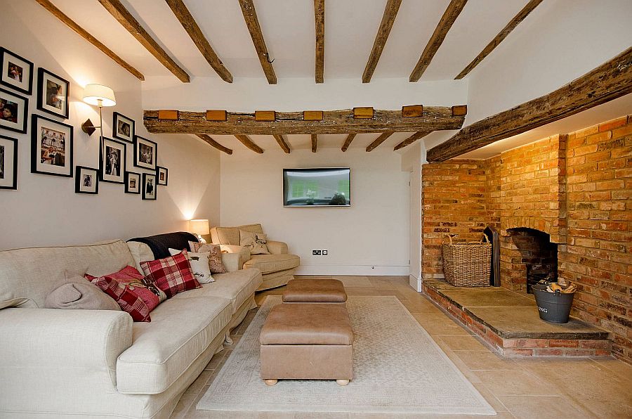 Modern rustic living room with wooden ceiling beams and a stylish gallery wall