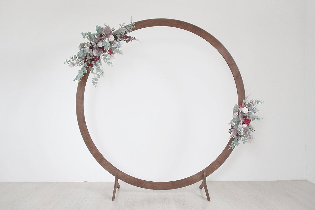 Round wedding arch with modern style
