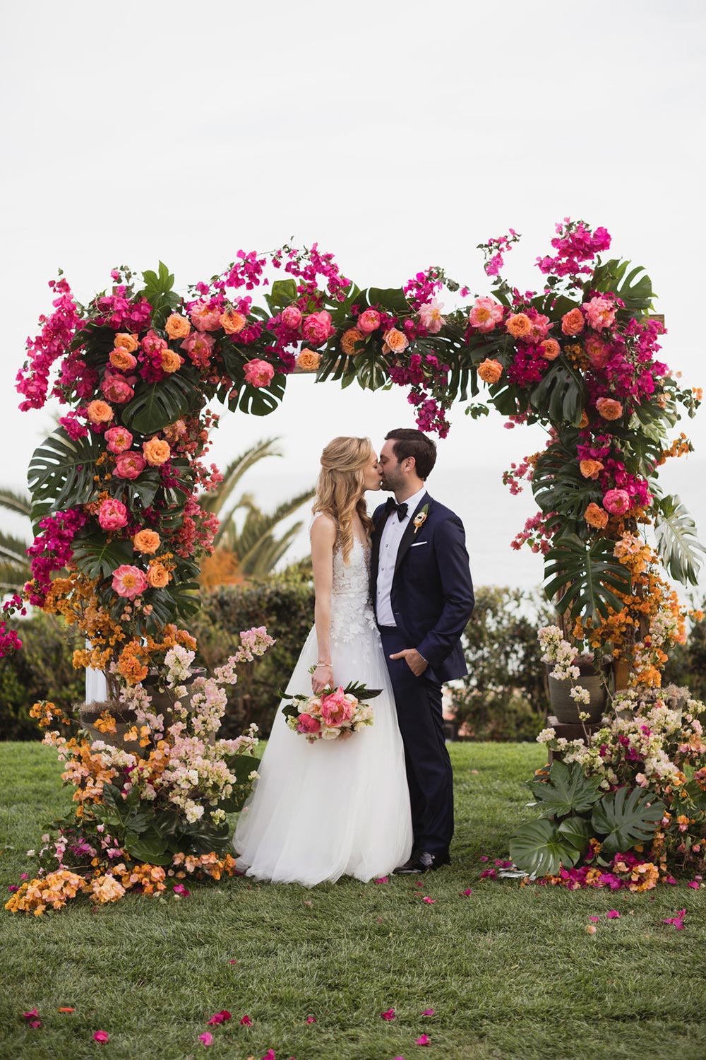 Tropical ombre arch with warm tones