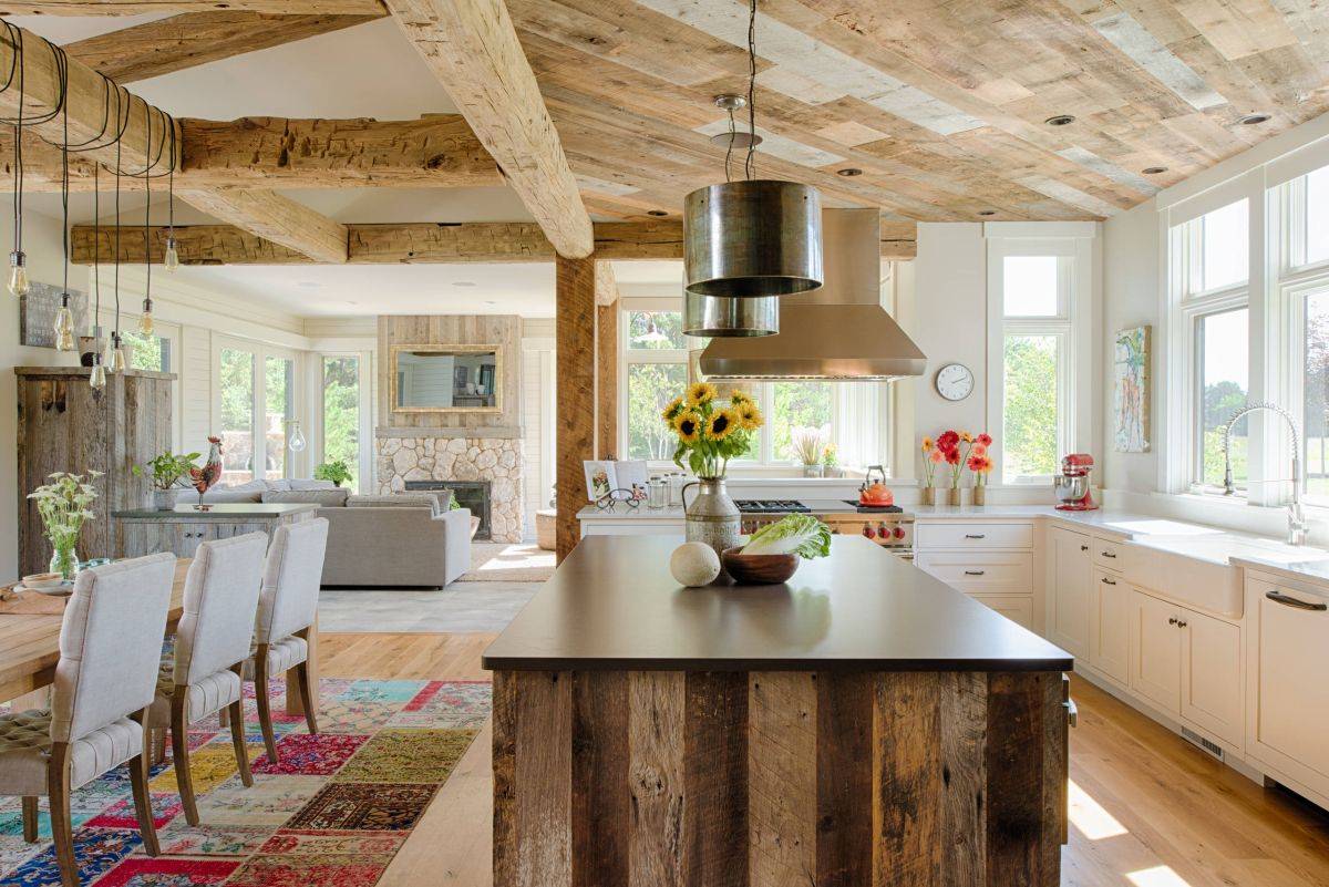 Pendants bring metallic sparkle to this farmhouse kitchen in wood 11066 - Les meilleures tendances de cuisine de 2021 qui promettent de rester pertinentes dans la nouvelle année